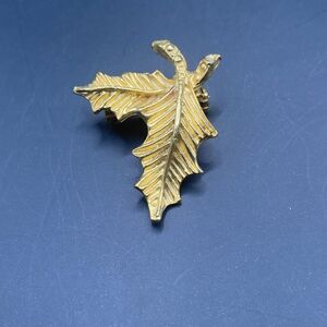 Vintage Gold Tone Leaf Brooch Pin Textured Detailed Botanical Jewelry 1.5"